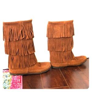 Minnetonka - 3 layer fringe boot, size 9